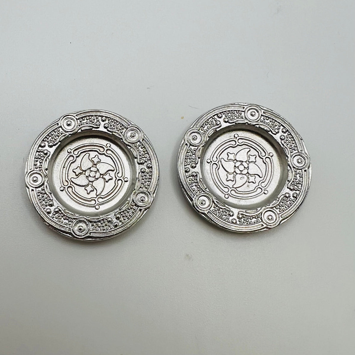 Set of 2 Metal Plates - 1/12 Scale Dollhouse Miniature